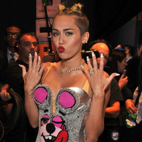 Miley-Cyrus-performs-at-the-MTV-VMA-2222819